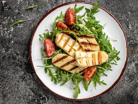 Салата с гриловано халуми, рукола и чери домати - снимка на рецептата Салата с гриловано халуми, рукола и чери домати - снимка на рецептата